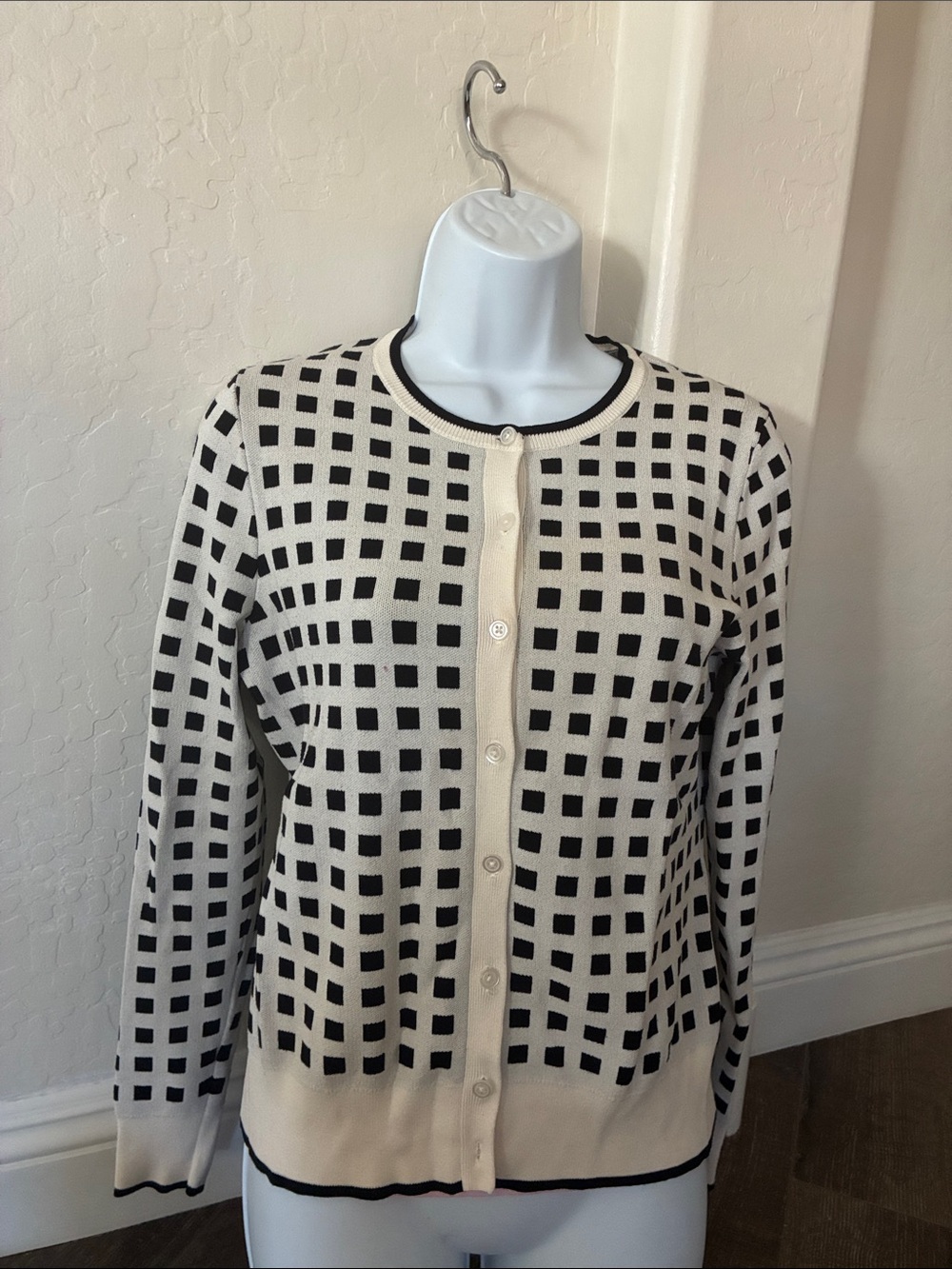 Ann Taylor Women’s M Classic Crew Neck Cardigan